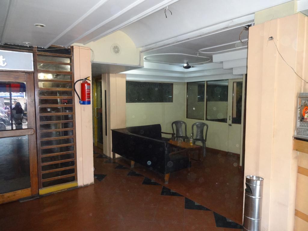 Ajatsatru Hotel Gaya Extérieur photo